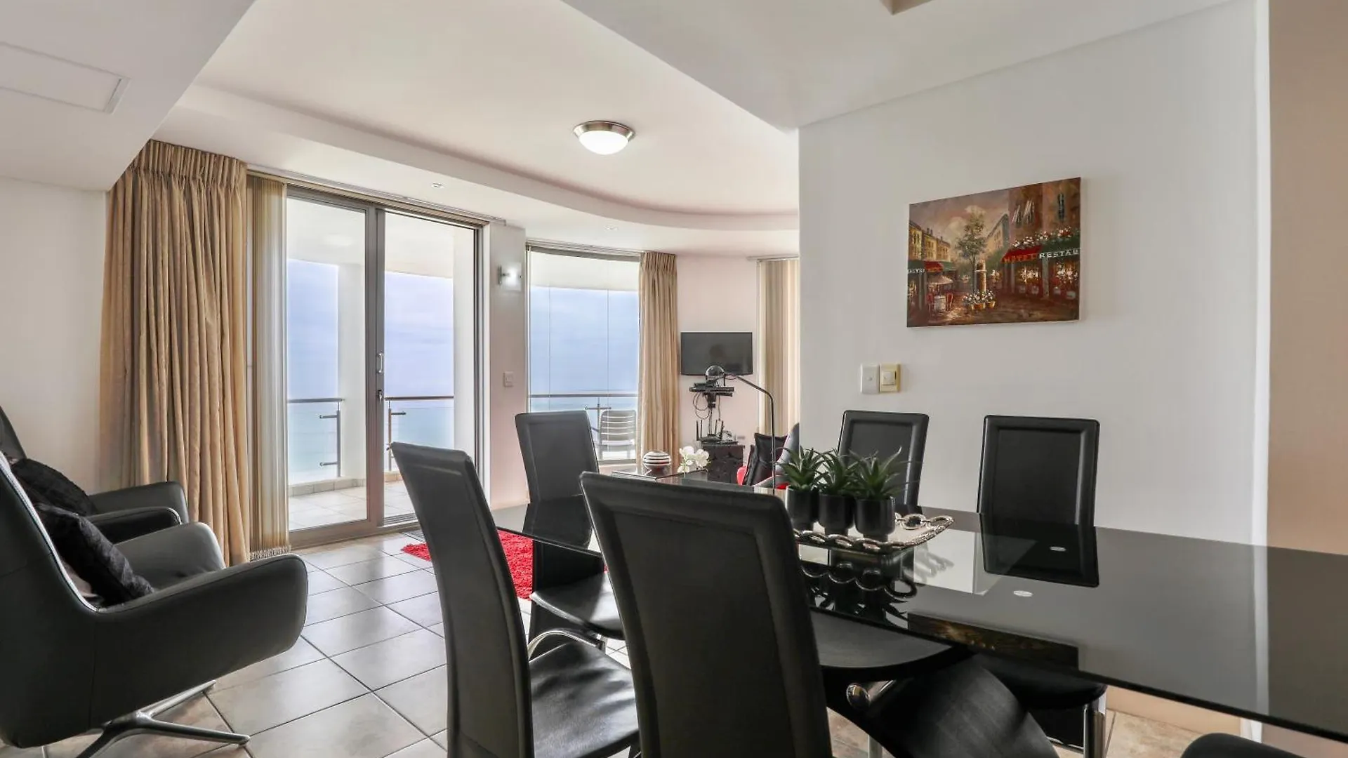 Hibernian Towers 1305, Luxury Sea-Front Apartment Strand