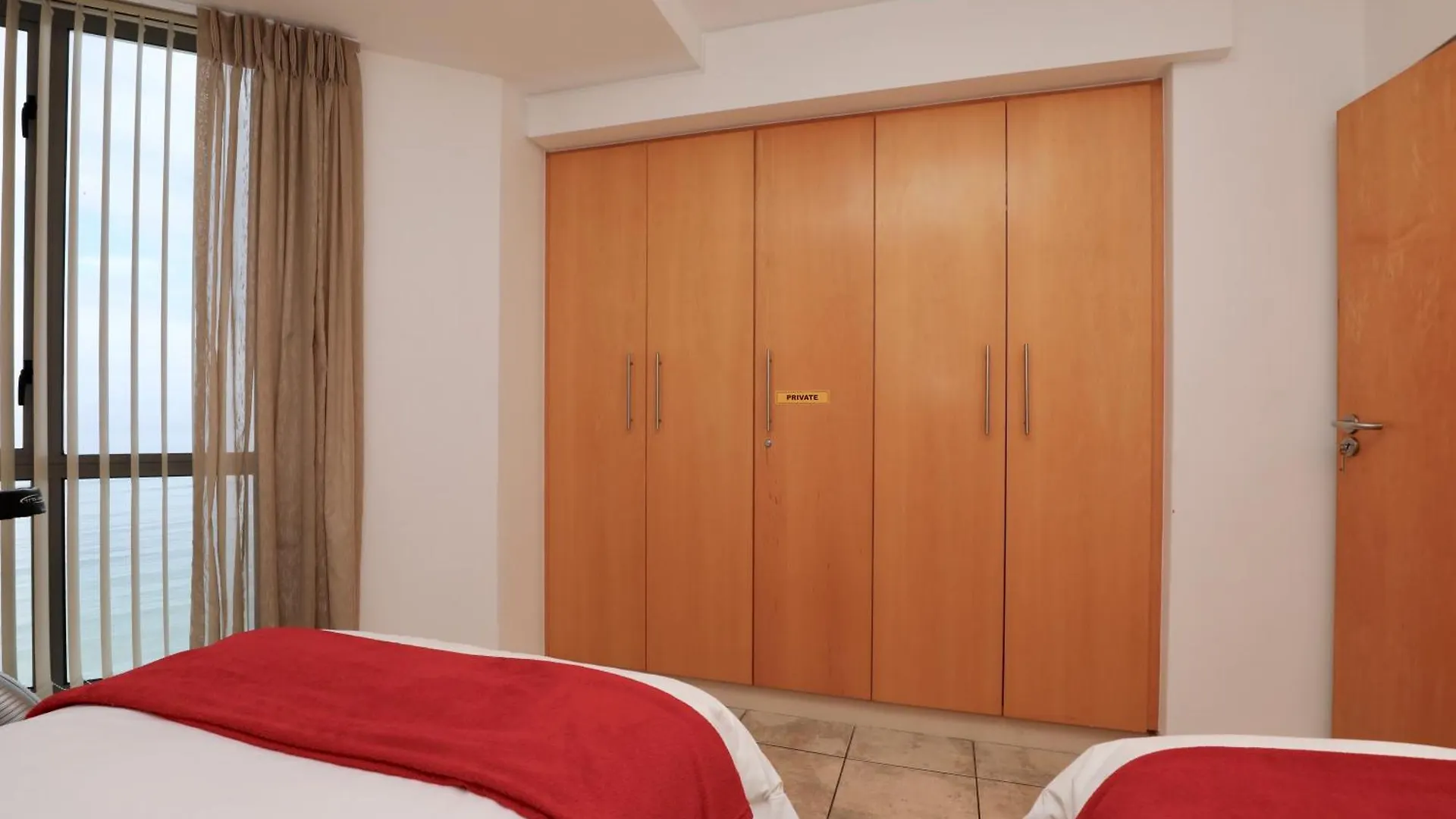 Hibernian Towers 1305, Luxury Sea-Front Apartment Strand 0*,