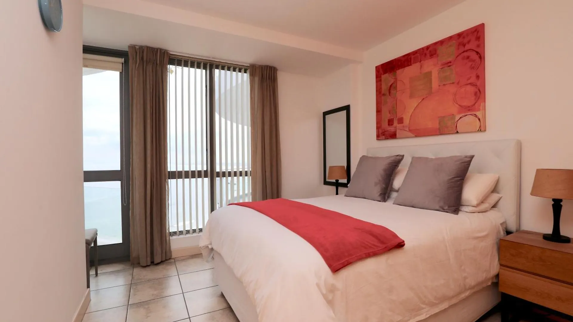 Hibernian Towers 1305, Luxury Sea-Front Apartment Strand
