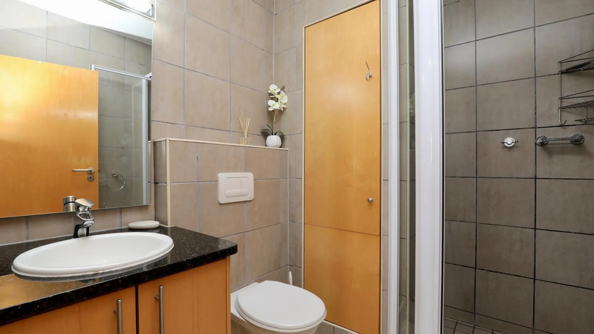 Hibernian Towers 1305, Luxury Sea-Front Apartment Strand