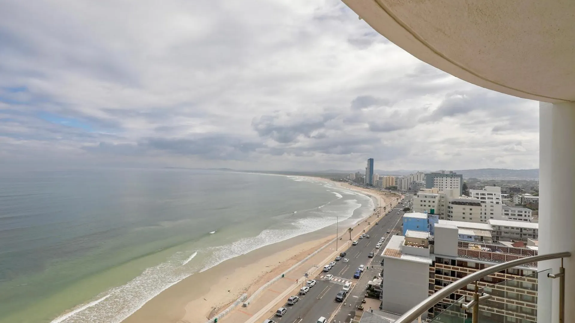 Hibernian Towers 1305, Luxury Sea-Front Apartment Strand